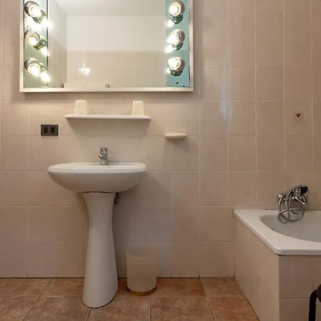 Apartment Casa Lucia 1 *